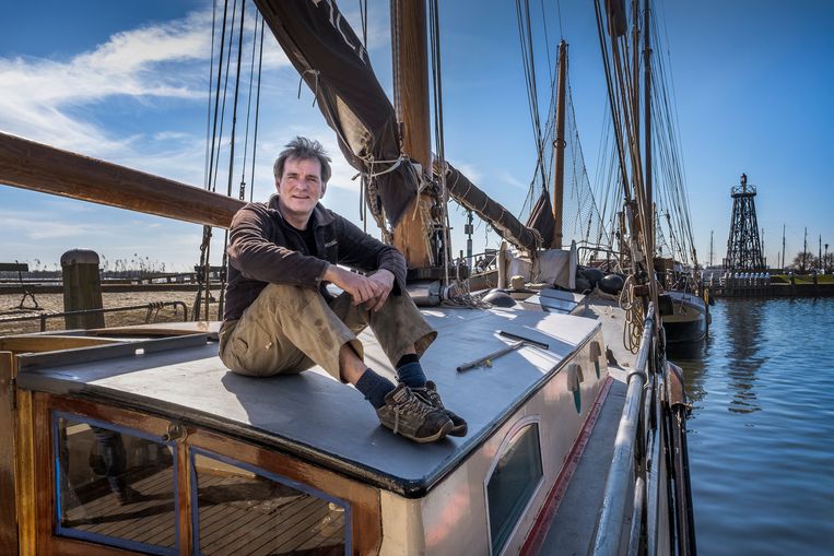 Schipper Maurits Minnaard op zijn schip De Eendracht. Beeld Patrick Post