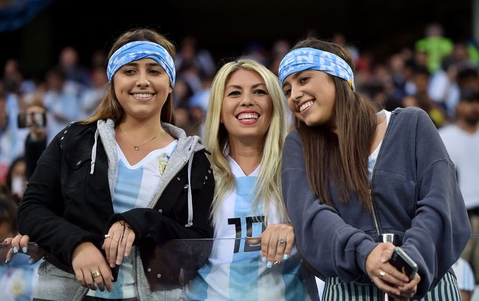 Fans van Argentinië voor de wedstrijd tegen Kroatië, toen ze nog konden lachen.