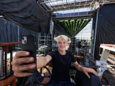 Jordi (18) uit Emmeloord vlogt over zijn werk bij rozenkweker in Luttelgeest: ‘Meer jongeren in de kas’