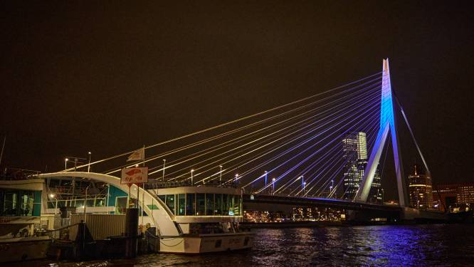 Erasmusbrug kleurt blauw tegen racisme 