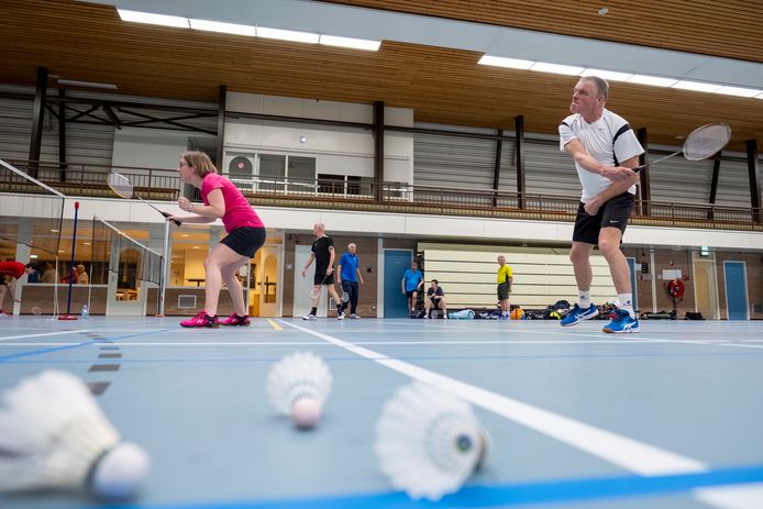 Shuttles en spelers bij de Heerder Badmintonclub.