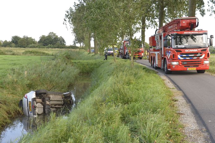 Auto belandt in sloot Nieuwe Veerweg Prinsenbeek.
