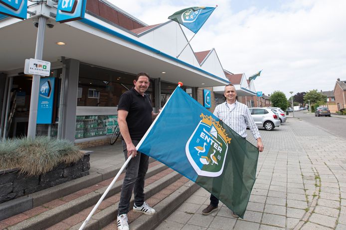Eric Tijhof (links) en Patrick ten Hove zijn trots op de nieuwe Enterse vlag.