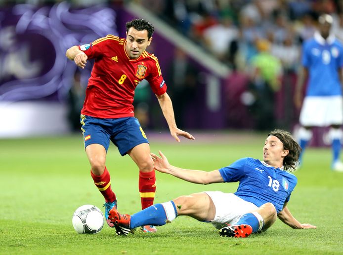 Xavi in actie voor Spanje tegen Italië op het EK 2012.