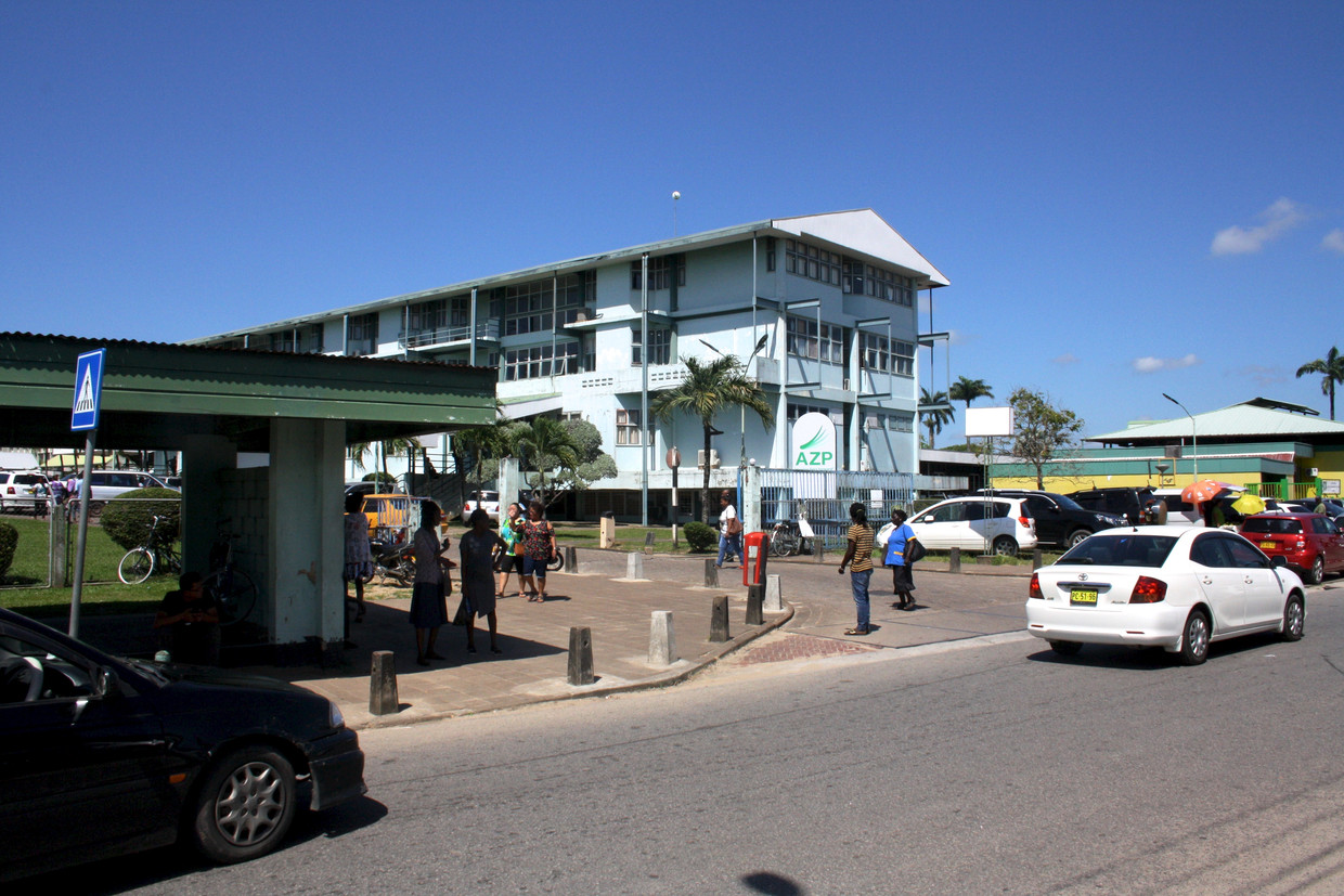Het Academisch Ziekenhuis Paramaribo, waar de verpleegkundigen zoeken naar werk in het buitenland. Beeld Zoe Deceuninck