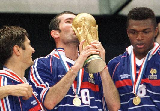 Marcel Desailly (R) naast Bixente Lizarazu (L)en Zinedine Zidane.