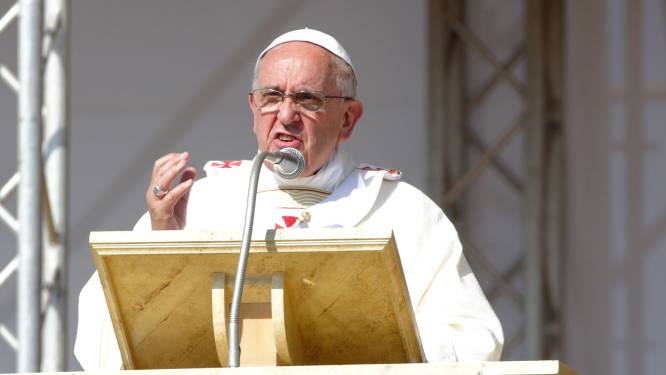 Paus slaat maffia in de ban