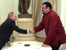 Poutine remet “l’Ordre de l’Amitié” à l'acteur américain Steven Seagal