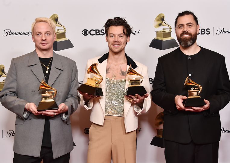 Kid Harpoon, Harry Styles and Tyler Johnson poseren met de Grammy’s die zij wonnen voor Styles’ album Harry's House.  Beeld Getty Images for The Recording A