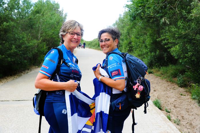 Oncologieverpleegkundigen Annette en Germanda beklimmen de Alpe d’HuZes mét Zeeuwse vlag. ,,Die zetten we boven aan de alp neer."