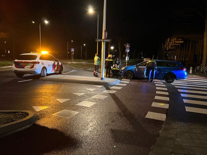 Een fietsster ligt gewond voor het voertuig dat haar aanreed in Deventer.