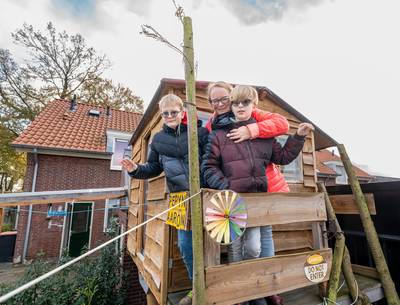 Pepijn en Aaron uit Borne moeten hun moeder al missen, maar kunnen hun boomhut toch houden