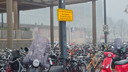 DCW is dinsdagmiddag bezig met het verplaatsen van verkeerd gestalde fietsen.