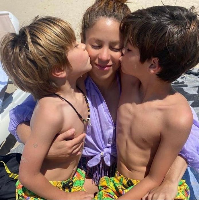 Shakira met haar zoontjes Milan (r) en Sasha.