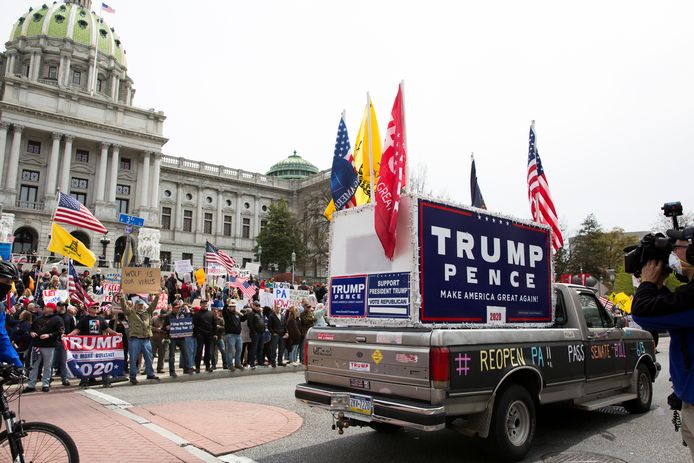 Aanhangers van Donald Trump kwamen maandag in Harrisburg (Pennsylvania) demonstreren tegen de quarantainemaatregelen. Ze negeerden daarmee massaal de 1,5 meter omgangsafstand. De anti-coronamaatregelen zijn ingesteld door de Democratische gouverneur van Pennsylvania.