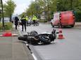 De motorrijder raakte gewond bij een botsing aan de Tilburgseweg in Breda.