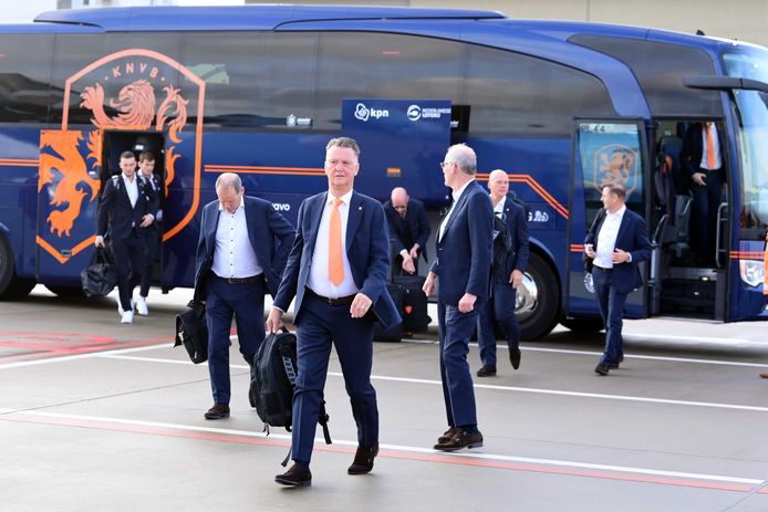 Louis van Gaal op Schiphol voor het vertrek van het Nederlands elftal naar Qatar.