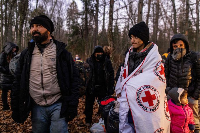 Activisten staan de migranten aan de grens bij met dekens en eten.