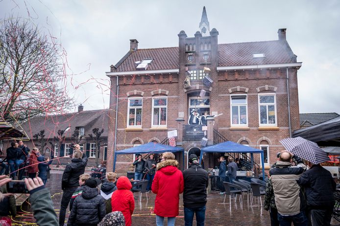 Onthulling van prins Alex d'n Urste en adjudant Marlou van de Doordouwers in Lithoijen.