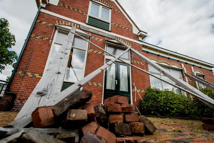 Het Dorpshuis van Leermens staat gestut door de aardbevingen als gevolg van de gasboringen