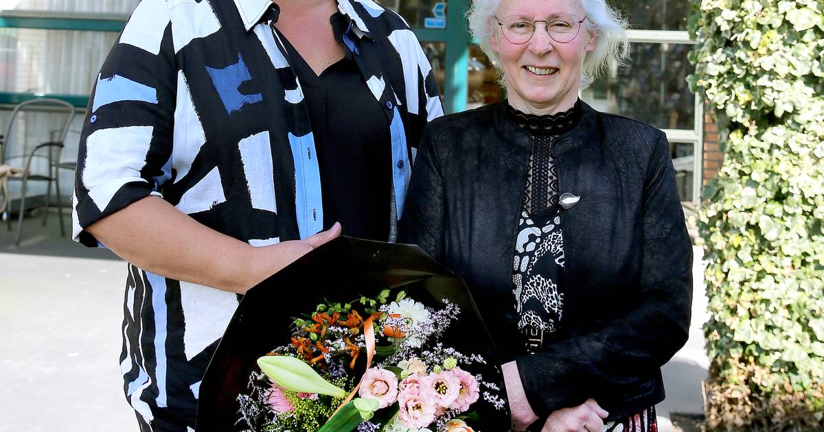 Adrie ontvangt Neder-Betuwe Speld en burgemeester Floor Vermeulen in actie bij sportdag De Waag