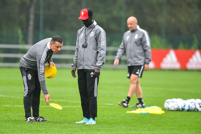 Assistenten Eric Deflandre (links) en Patrick Asselman (rechts) flankeren Standard-coach Mbaye Leye.