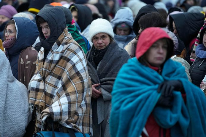 Oekraïense vluchtelingen wachten aan de grens met Polen op vervoer. Beeld van begin maart.