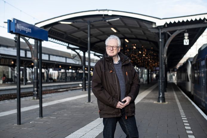 Historicus Jan Brauer op station Nijmegen op het perron waar in de jaren dertig de treinen uit Kleef binnenkwamen en rabbijn Salomons op Joodse vluchtelingen stond te wachten.  Nu is dat spoor 35.