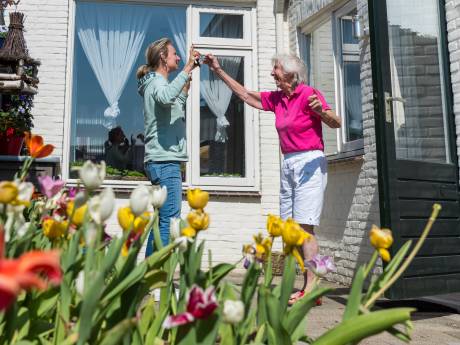 Inge haalde demente moeder (85) uit het verpleeghuis na corona: ‘Nu veel plezier en veel poep’
