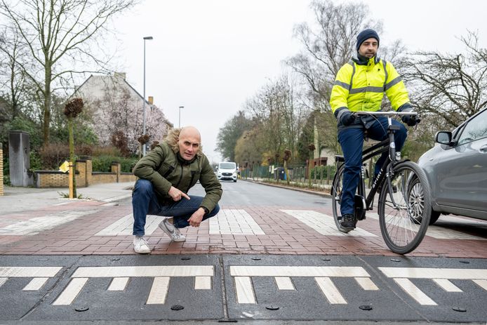 Raadslid De Donder op de bewuste verkeersdrempel.
