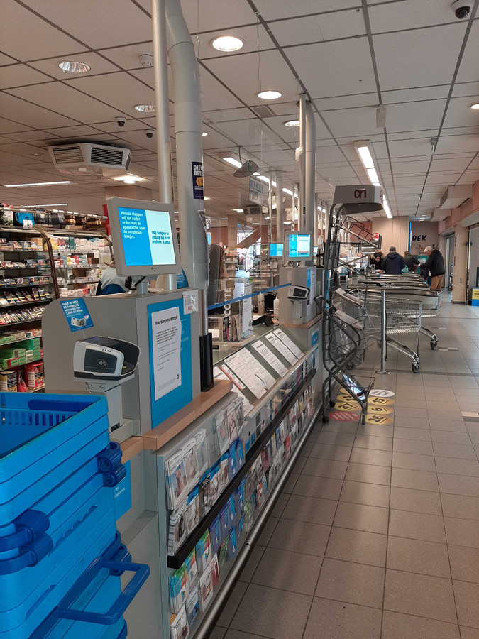 Plexiglas tussen klant en kassa tegen besmettingsgevaar Foto AD.nl