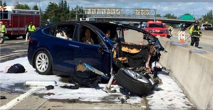 De gecrashte Tesla SUV ramde eind maart een betonnen rijbaanafscheiding op Highway 101 in Mountain View, Californië.