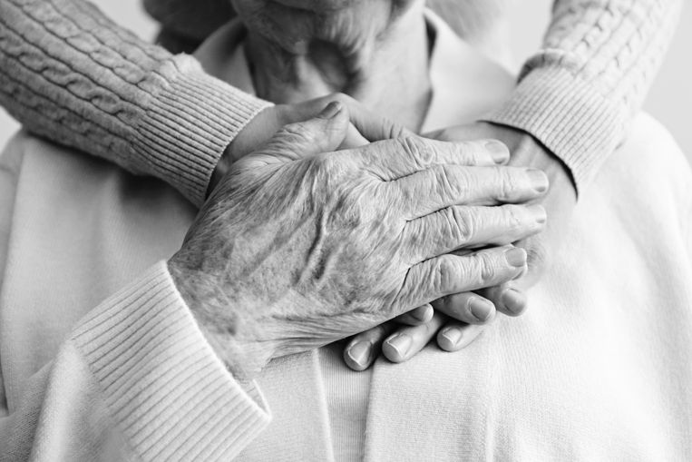 Janneke & het hospice: “Mevrouw Q. verslikt zich tijdens de Paaslunch. Haar lichaam golft” Beeld Getty Images/iStockphoto