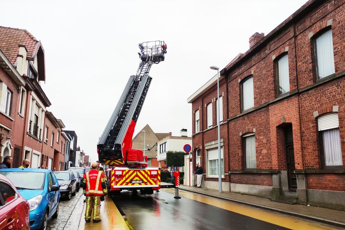 De brandweer zocht maar vond geen brand in de Stationsstraat in Deerlijk maandagvoormiddag.