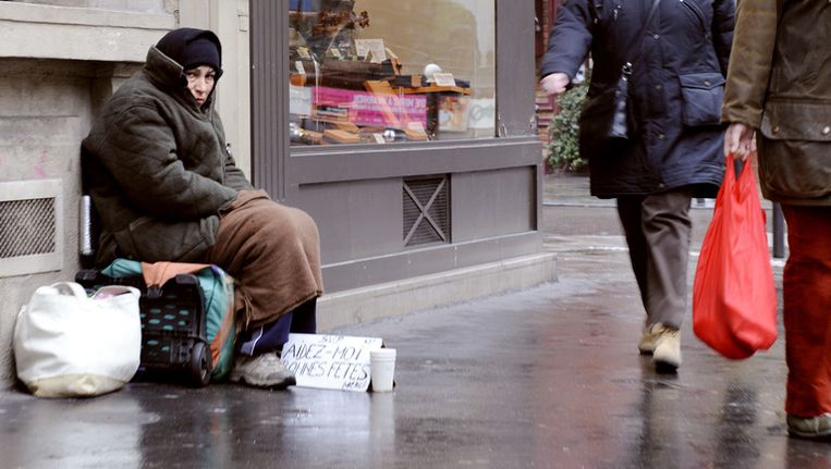 Een vrouw bedelt op straat in Parijs. © afp Beeld 