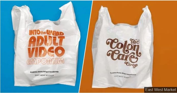 'Bespaar jezelf de schaamte, breng je herbruikbare tas mee', staat onderaan de plastic zakjes met gênante boodschappen.