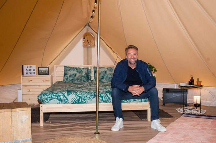 Acteur Tom Waes in de 'glampingtent' van City Camping Antwerp: "Elke stad die goed nadenkt, heeft een camping zoals deze."