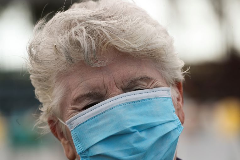 Hoewel de algemene teneur onder experts nog steeds is dat het dragen van mondmaskers geen enkele zin heeft, willen toch heel wat mensen een exemplaar aanschaffen.  Beeld REUTERS