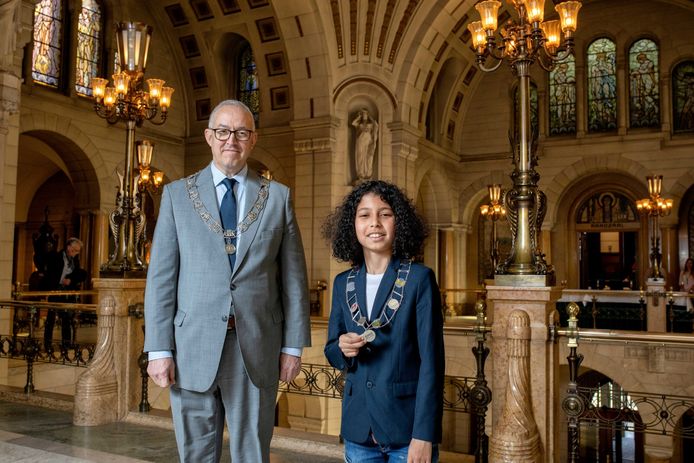 Louey heeft zijn eigen ambtsketen. ,,Die bewaren ze alleen op het stadhuis.”