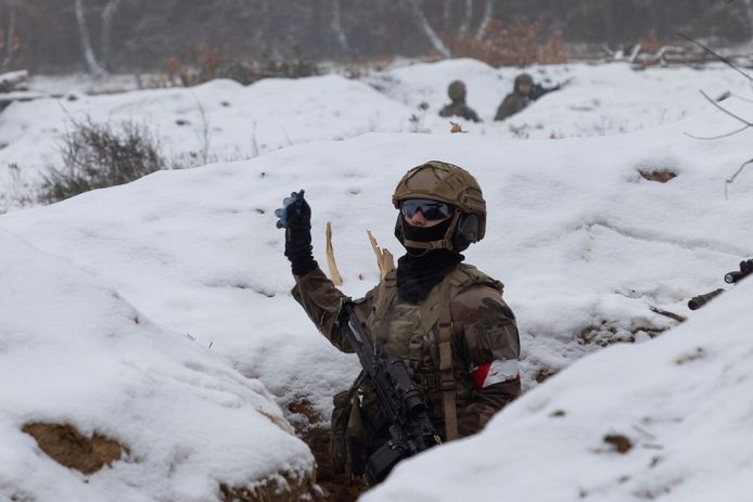 Een Oekraïense soldaat gooit een granaat in een loopgraaf tijdens het Combined Arms Training Command in Polen.