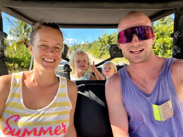 Steven en Diana Zwerink met hun kinderen Isa en Vesper op het Mexicaanse eiland Isla Holbox. „We zijn misschien geen goede spaarders, maar dat betekent niet dat we onvoorbereid op pad gaan.”