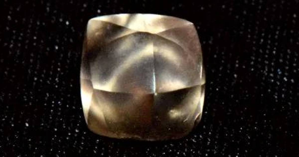 Woman in American Park (7) Rare Find: Nearly 3 Carat Diamond |  Abroad