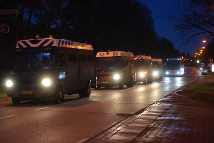 ME-busjes arriveren bij Koningshof.