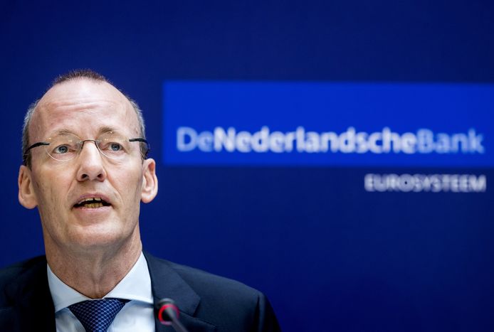 President Klaas Knot van De Nederlandsche Bank vindt dat het kabinet zo snel als mogelijk een eind moet maken aan de regeling om de energierekening te compenseren, zonder dat die kosten gedekt zijn.