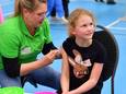 De GGD vaccineert kinderen tegen veel infectieziekten, in Roosendaal gebeurt dat in een sporthal.