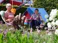 Bep (80) en Anna (71) genieten volop van hippie-camping in de tuin van hun verpleeghuis