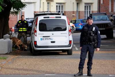 Franse school waar vrijdag docent werd doodgestoken ontruimd na bommelding, uitvaart leraar donderdag