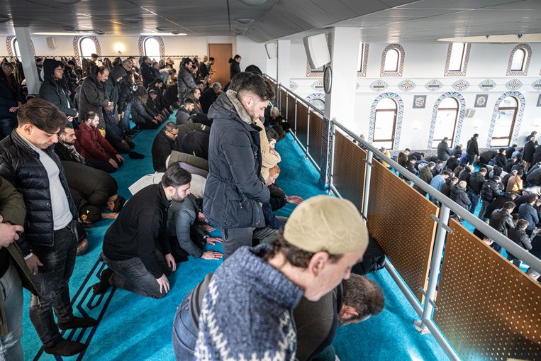 Ruim tweeduizend mannen kwamen samen in de moskee, de vrouwen stonden hun plaatsen af. Beeld Koen Verheijden