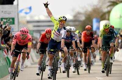 Belgisch succes in Ronde van de Algarve: Gerben Thijssen wint massaspurt, Remco Evenepoel en Wout van Aert lopen geen averij op