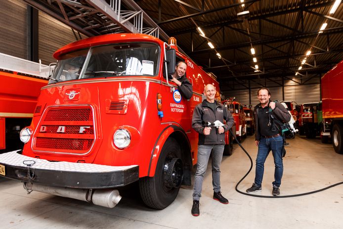 Top Trucks handelt in oude vrachtwagens, brandweerwagens en andere bijzondere grote trucks. Op deze foto vlnr: Maarten, en de broers Bart en Nol.